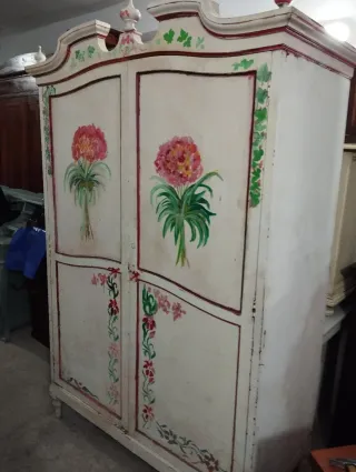 Armario antiguo pintado a mano