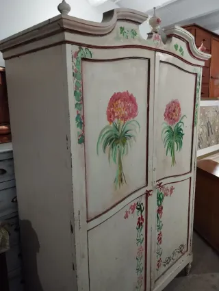 Armario antiguo pintado a mano