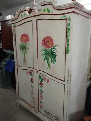 Armario antiguo pintado a mano