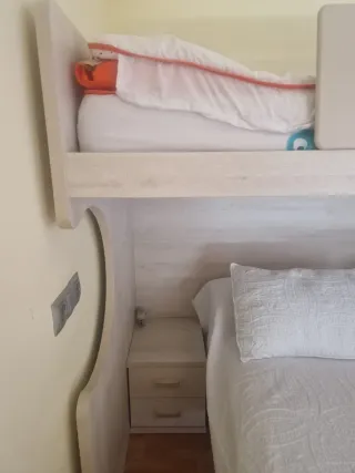 Litera madera, barandilla y escaleras.