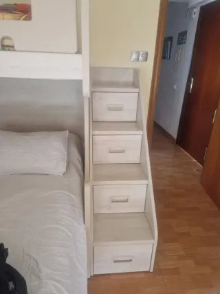 Litera madera, barandilla y escaleras.