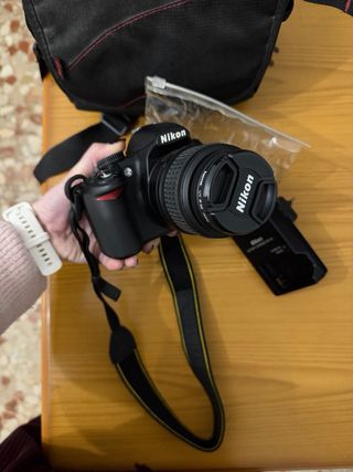 Cámara Nikon D3100 con objetivo y accesorios