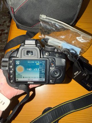 Cámara Nikon D3100 con objetivo y accesorios