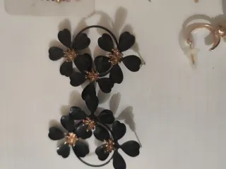 Pendientes Flor Negro y Dorado