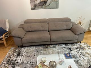 Sofá lineal deslizante beige y marrón