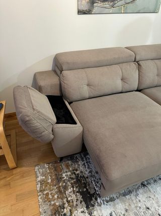 Sofá lineal deslizante beige y marrón