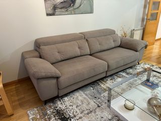 Sofá lineal deslizante beige y marrón