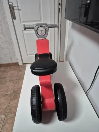 Moto correpasillos roja 4 ruedas