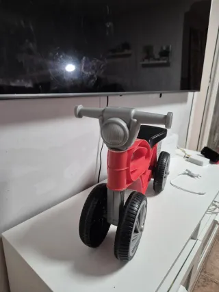 Moto correpasillos roja 4 ruedas