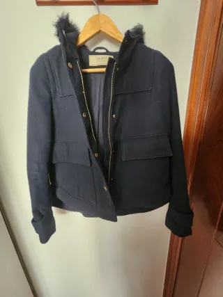 Abrigo corto Zara capucha azul marino