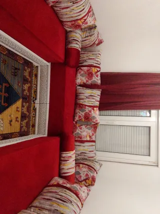 Sofá de tela multicolor y rojo