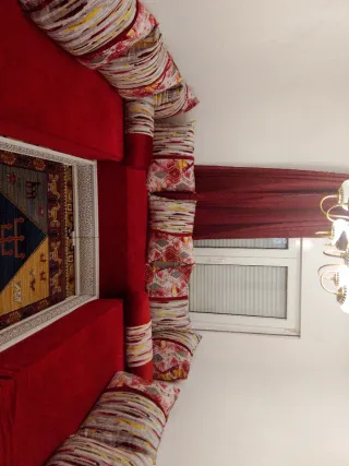 Sofá de tela multicolor y rojo