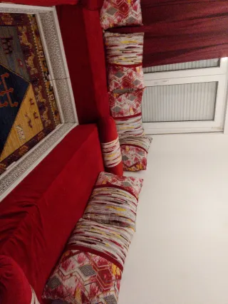 Sofá de tela multicolor y rojo