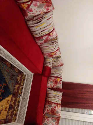 Sofá de tela multicolor y rojo