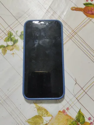 iPhone 12 mini blu con schermo rotto