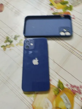 iPhone 12 mini blu con schermo rotto