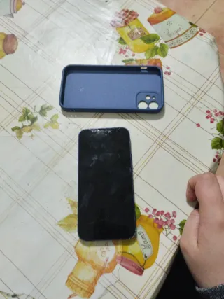 iPhone 12 mini blu con schermo rotto