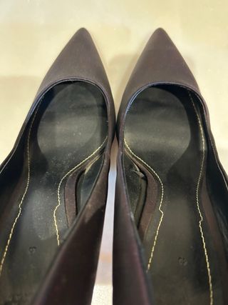 Zapatos de tacón morados con tacón rojo