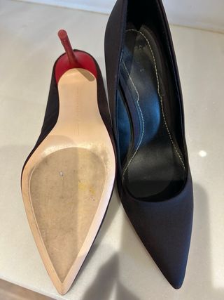 Zapatos de tacón morados con tacón rojo