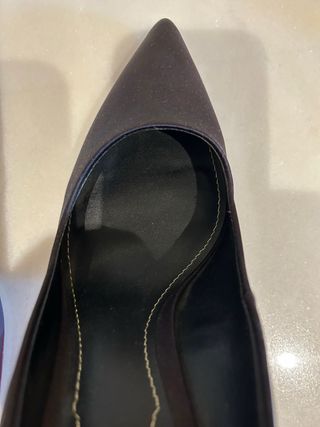 Zapatos de tacón morados con tacón rojo