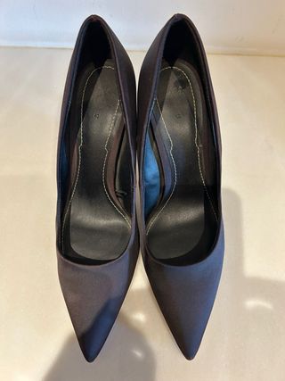 Zapatos de tacón morados con tacón rojo