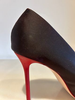 Zapatos de tacón morados con tacón rojo