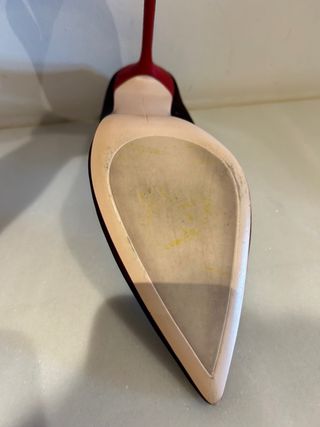 Zapatos de tacón morados con tacón rojo