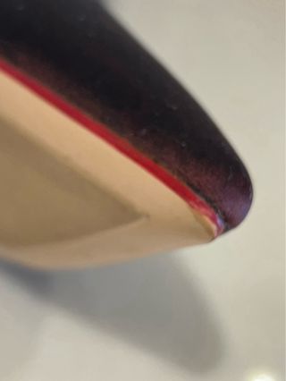 Zapatos de tacón morados con tacón rojo