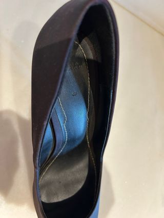 Zapatos de tacón morados con tacón rojo