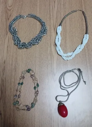 Collar plateado y multicolor