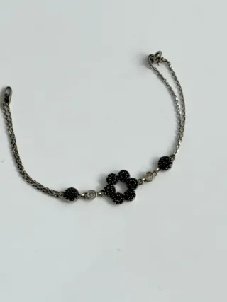 Pulsera de plata 922 con flor y detalles negros