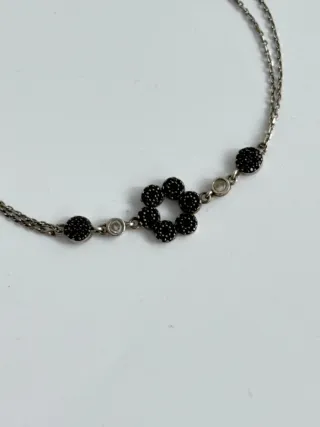 Pulsera de plata 922 con flor y detalles negros