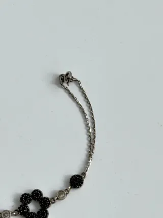Pulsera de plata 922 con flor y detalles negros