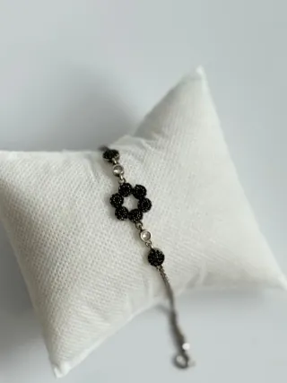 Pulsera de plata 922 con flor y detalles negros