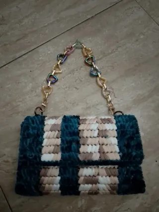 Bolso de mano tejido artesanal