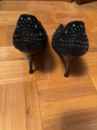 Zapatos de tacón negros con tachuelas