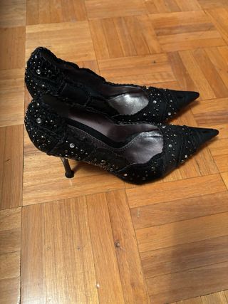 Zapatos de tacón negros con tachuelas