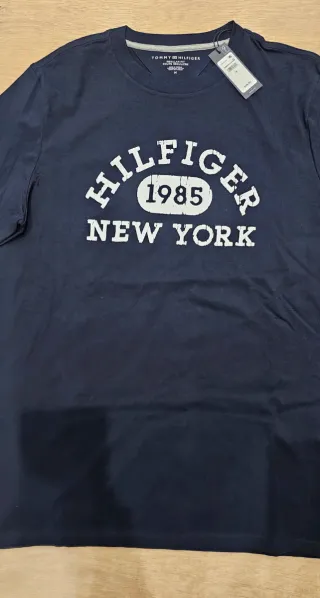 Camiseta Tommy Hilfiger. Talla M. Sin estrenar