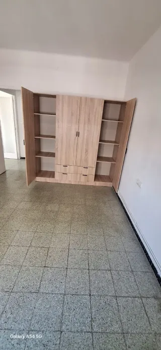 Armario de madera color beige/marrón