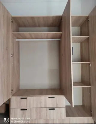 Armario de madera color beige/marrón