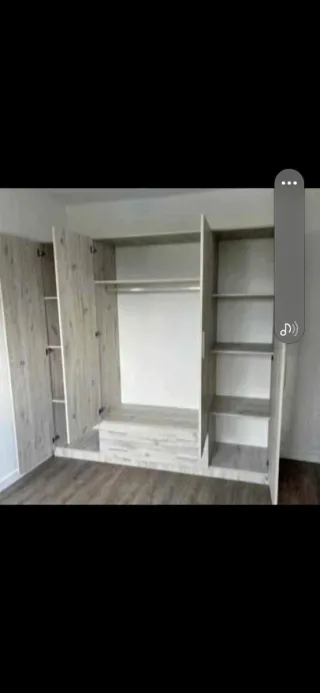 Armario de madera color beige/marrón