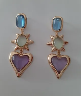 Pendientes dorados con resina azul y morada
