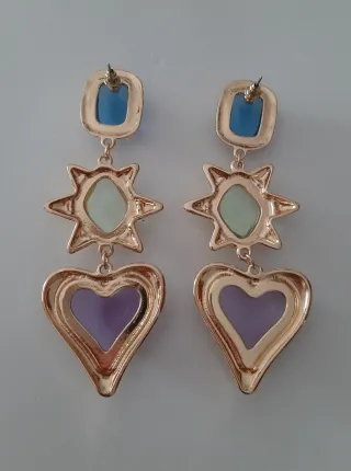 Pendientes dorados con resina azul y morada