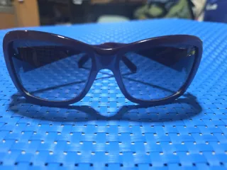 Gafas de sol moradas y azules