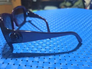Gafas de sol moradas y azules
