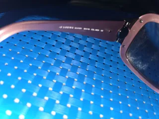 Gafas de sol moradas y azules
