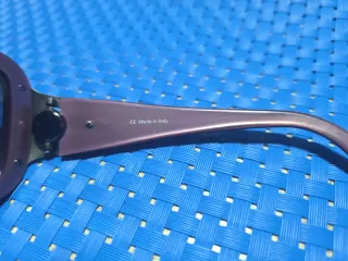 Gafas de sol moradas y azules