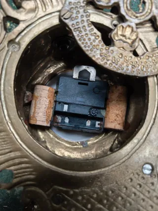 Reloj de sobremesa dorado con figura dorado decora