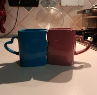 Coppia tazze Lui Lei che si baciano