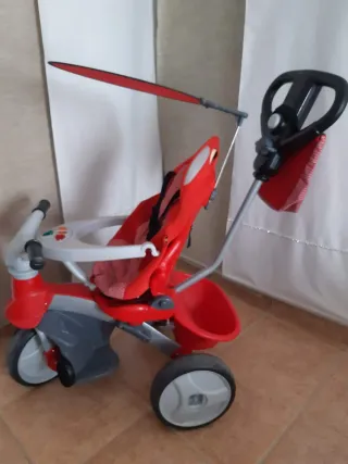 Triciclo infantil rojo y gris